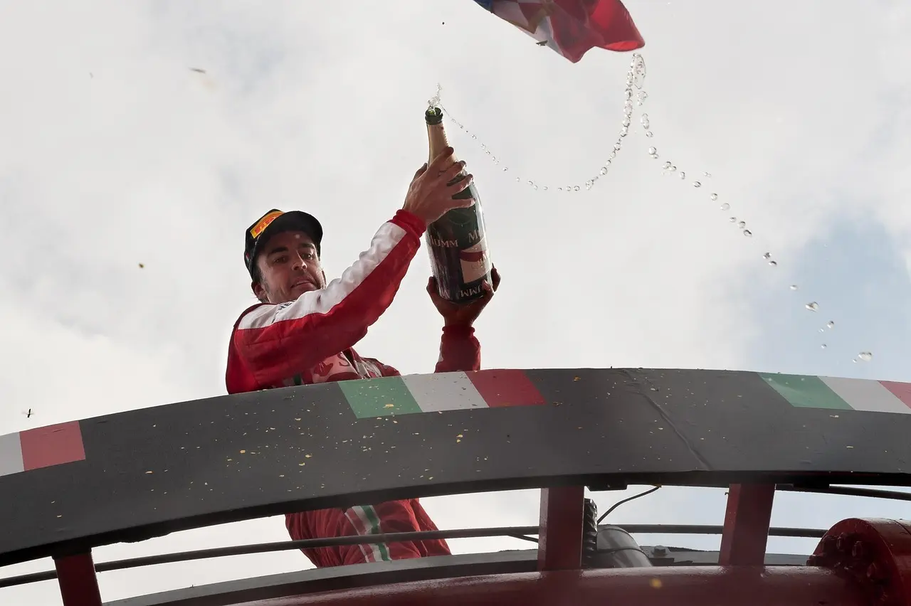 Cykelrytter på podiet med champagne